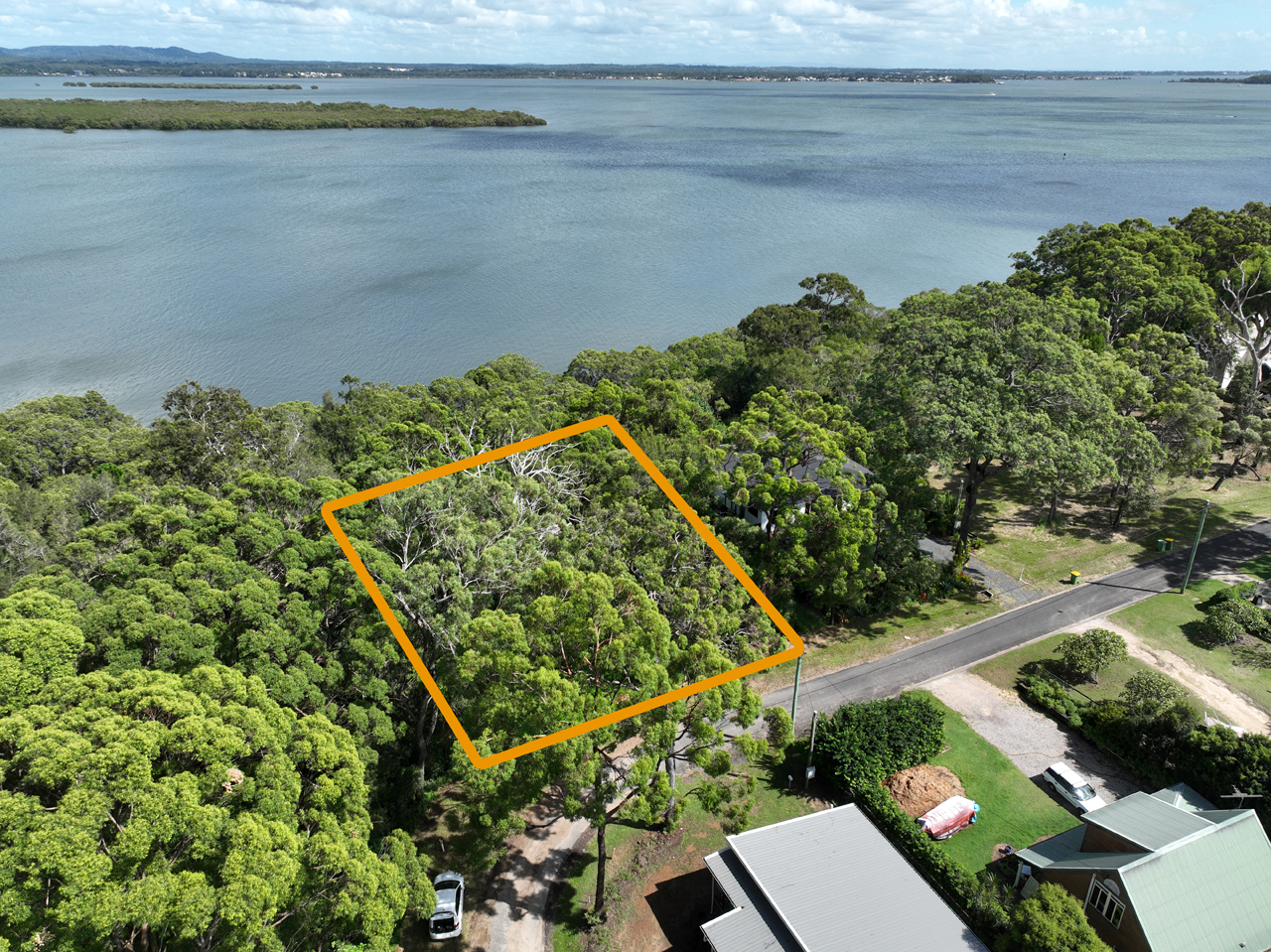 13 Coast Road, Macleay island Bay Islands Property